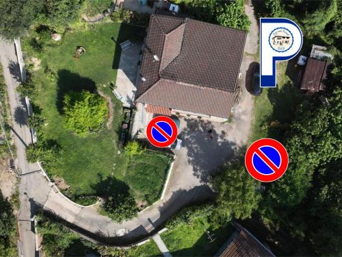 an overhead view of two no parking signs in a yard at BnB Dog and Friend in Rocchetta Tanaro