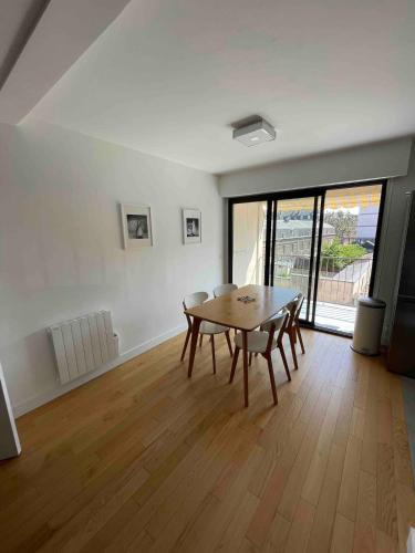 une salle à manger avec une table et des chaises dans une pièce dans l'établissement 4 Bedroom Apartment - Near docks and metro, à Rouen