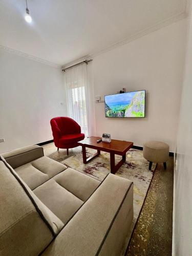 una sala de estar con un sofá y una mesa en Starlight one bedroom, en Lotus Island