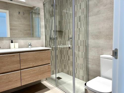 ein Badezimmer mit Dusche, Toilette und Waschbecken in der Unterkunft Gran terraza en Marinsa Beach Torrox in Torrox