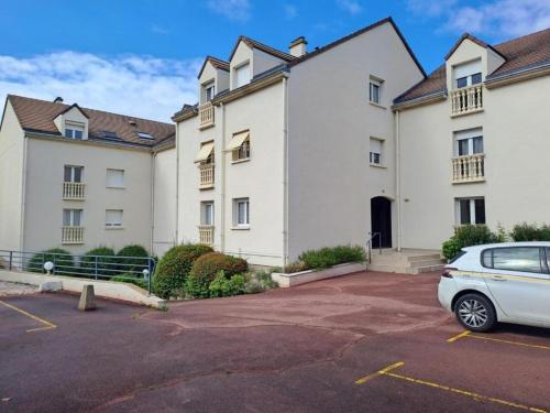 a row of white buildings with a car parked in a parking lot at Citea Access Poissy - Résidence Affaires & Tourisme avec Parking- La Defense & Saint Lazare Less 30 minutes in Poissy
