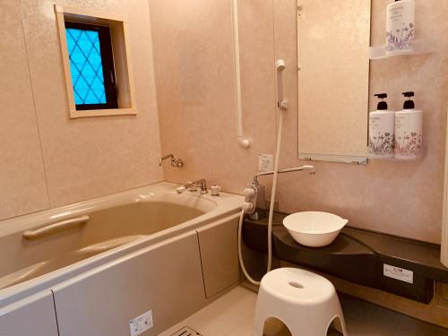 Un baño de 温泉付き貸切別荘琵琶湖徒歩圏内With hot spring グループファミリーok 大人数でご利用だとお得連泊がお得BBQ可能自転車無料利用可自带温泉独栋小别墅