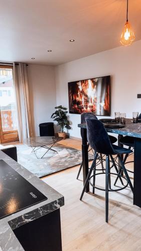 un salon avec une table et une cheminée dans l'établissement Appartement complètement rénové, à Scionzier