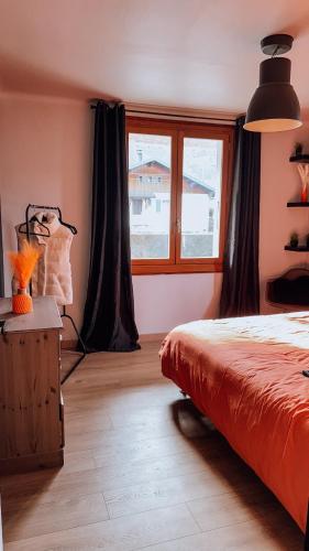 une chambre avec un lit et une fenêtre dans l'établissement Appartement complètement rénové, à Scionzier
