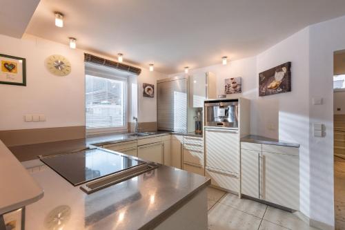 Η κουζίνα ή μικρή κουζίνα στο Ferienhaus Au Villa