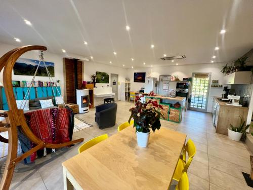 un salon avec une table et une cuisine dans l'établissement Villa entière au calme avec piscine partagée et jardin, à Pertuis
