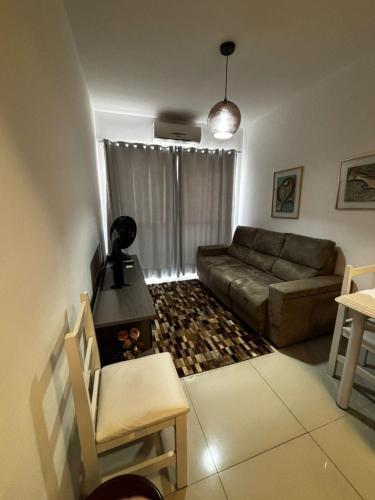 a living room with a couch and a table at Apartamento 01 quarto 5min da Praia Baln Camboriu in Balneário Camboriú