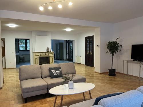 una sala de estar con un sofá y una mesa en Prime Home SOPOT HILL, en Sopot