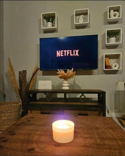 Gornji VukojevacにあるApartman Malusのテレビの前のテーブルに座るキャンドル