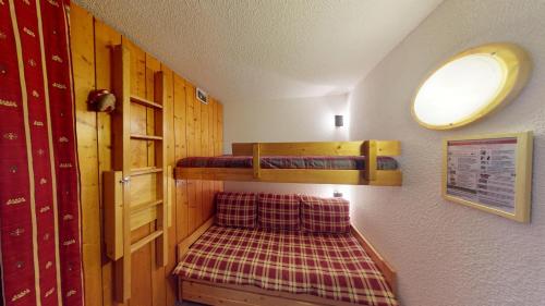 - une petite chambre avec des lits superposés dans une cabine dans l'établissement Studio ARCS 1800 - Belles Challes, 5 personnes, avec casier, à Bourg-Saint-Maurice