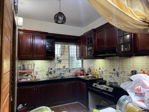 Η κουζίνα ή μικρή κουζίνα στο Lakeview Apartment UTTARA Dhaka City Centre