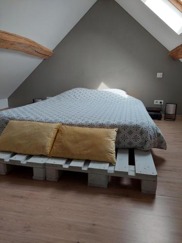 - un lit installé sur un banc en bois dans l'établissement Studio au calme à la campagne 2, 4 ou 6 personnes, à Denonville