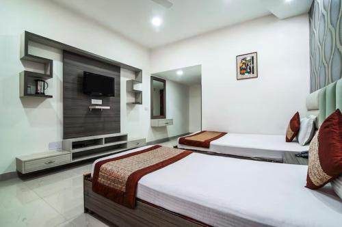 Postel nebo postele na pokoji v ubytování Hotel Orchid Garden Karol Bagh