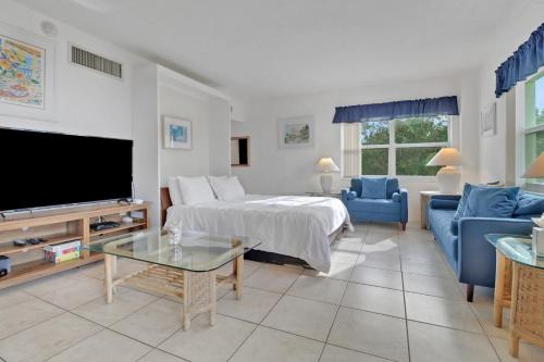 TV a/nebo společenská místnost v ubytování Beachfront! Best Sunset View & Location on Marco!
