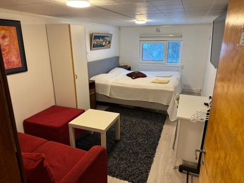 a small room with a bed and a couch at Mäntyharju keskus, ylin kerros, koko ullakkohuoneisto in Mäntyharju