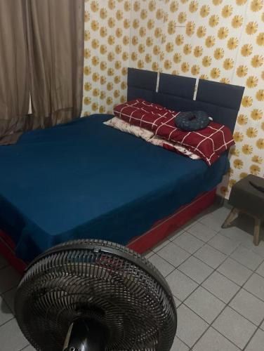 ein Schlafzimmer mit einem Bett mit einer blauen Bettdecke in der Unterkunft Melhor Custo BENEFICIO DO RECIFE in Recife