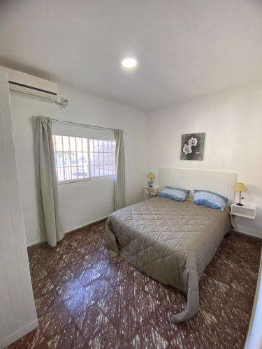 a bedroom with a bed and a window at Casa con cochera doble y parrillero en zona estratégica in Villa Krause