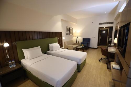 TV a/nebo společenská místnost v ubytování Best Western Plus Jalandhar