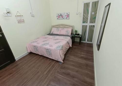 Katil atau katil-katil dalam bilik di Roomstay Kuala Nerus Gated Parking - 6m to Beach & 15m to Drawbridge