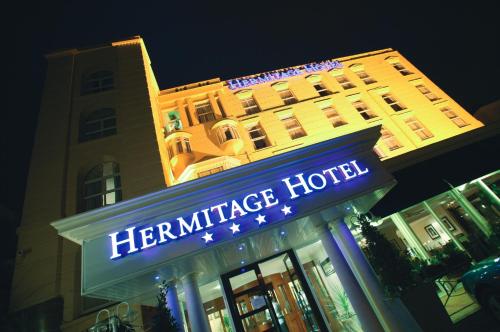 ein Hotel-Schild vor einem Gebäude in der Nacht in der Unterkunft The Hermitage Hotel - OCEANA COLLECTION in Bournemouth