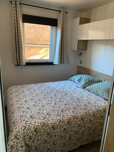 - une chambre avec un lit en face d'une fenêtre dans l'établissement Mobile-Home 6 pers Camping 4 Etoiles 66140 Idéal Familles, à Canet