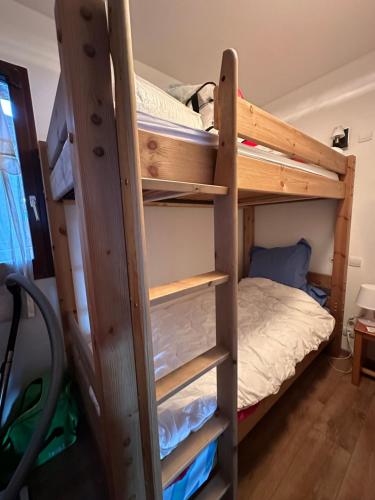 un lit superposé dans une chambre avec un lit superposé gmaxwell gmaxwell gmaxwell gmaxwell dans l'établissement Appartement Cosy EDEN des CîMES 6 à 8 couchages, à Saint-Étienne-en-Dévoluy