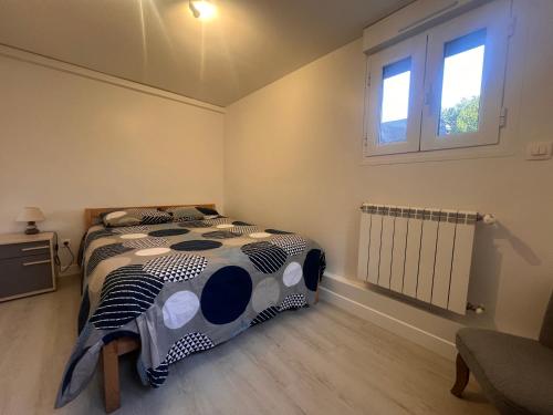 une chambre avec un lit et une fenêtre dans l'établissement Appartement T2 cosy proche de Paris, RER à 550m, à Yerres