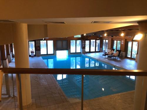 une grande piscine dans un grand bâtiment dans l'établissement Appt rénové, 6 personnes Arc 1950 vue exceptionnelle MontBlanc, sauna, hammam, piscine int et ext, à Arc 1950