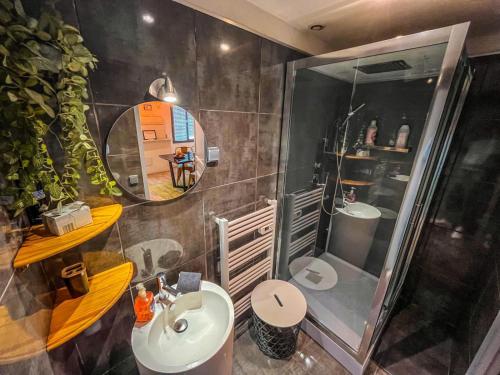 ein Badezimmer mit Waschbecken, Dusche und Toilette in der Unterkunft La Suite du Triomphe - Bain Balnéothérapie,Netflix in Montpellier