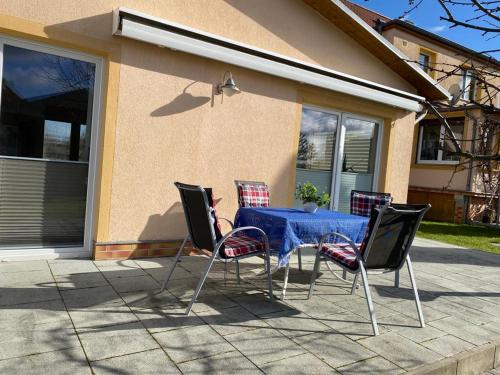 a blue table and chairs with a blue table and chairsktop at Schönes Ferienhaus in der Barlachstadt Güstrow in Güstrow