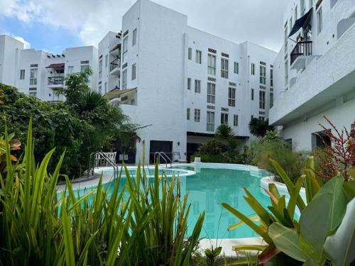 ein Schwimmbad vor einem Gebäude in der Unterkunft La Bella Residences Tagaytay in Tagaytay