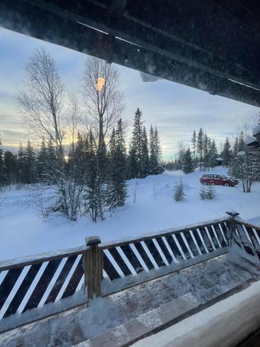 a view of a snow covered field with a fence at Åre, Trillevallen stuga Jakob in Trillevallen