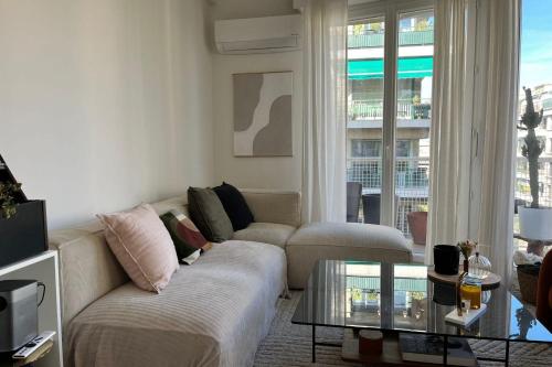 un salon avec un canapé et une table en verre dans l'établissement Cozy T3 with Wifi in the heart of Vauban, à Marseille