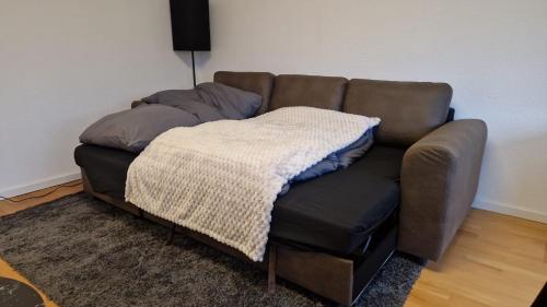 a brown leather couch sitting in a living room at Wohnung in Neuss - nähe Düsseldorf in Neuss