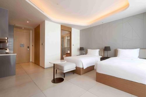 Ένα ή περισσότερα κρεβάτια σε δωμάτιο στο Oakwood Apartments Sanya