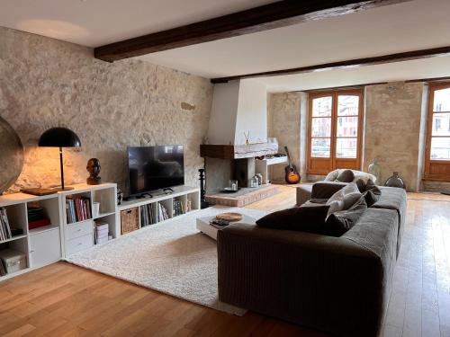 a living room with a couch and a tv at Bayonne centre Grand appartement sur les quais in Bayonne