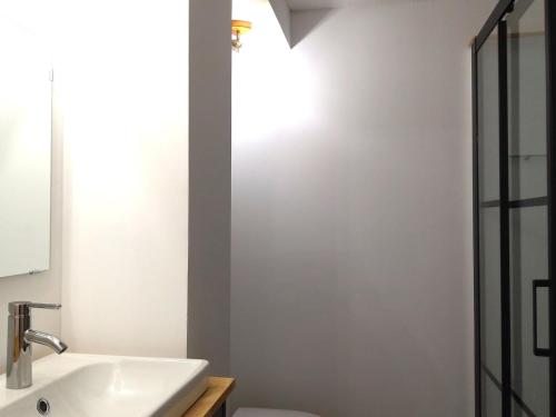 a bathroom with a sink and a toilet at Confortable 2 pièces cabine au pied des pistes - 7 pers, balcon, ascenseur - FR-1-411-708 in Bourg-Saint-Maurice
