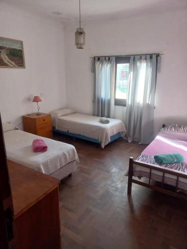 Katil atau katil-katil dalam bilik di Casa de playa. Quequen