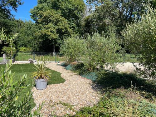 Photo de la galerie de l'établissement Cosy ecolodge, heated pool and jacuzzi, 10 from La Palmyre beach, aux Mathes