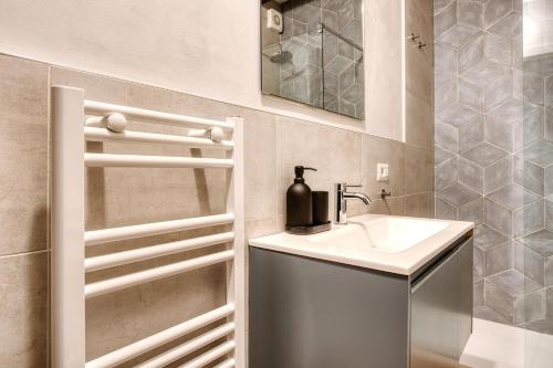 Just Urban Stays - Cozy 1-BR Apartment in Center - Steps M2 and M4 Metro