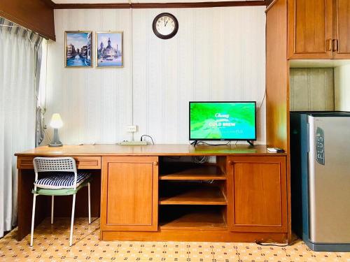 a desk with a television on top of it at Impact Arena Condo The Classic by GoodRoom24 in Ban Song Hong