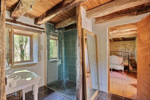 Ένα μπάνιο στο Gîte de charme 4 étoiles avec piscine privée
