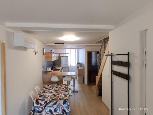 Cette chambre comprend une table et un bureau. dans l'établissement Bel appartement avec vue en centre ville, à La Londe-les-Maures