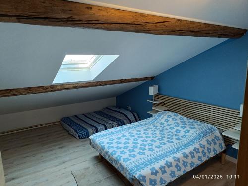 une chambre avec un lit et une fenêtre dans l'établissement Bel appartement avec vue en centre ville, à La Londe-les-Maures