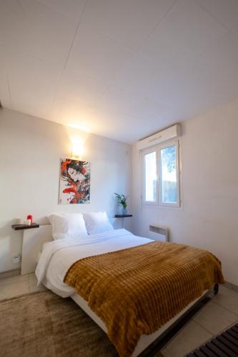 une chambre avec un grand lit et une fenêtre dans l'établissement Appartement climatisé avec la terrasse, deux pas du métro, Stadium, Toulouse, à Toulouse