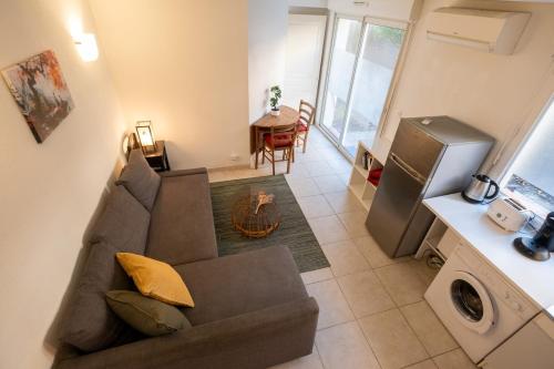 un salon avec un canapé et une télévision dans l'établissement Appartement climatisé avec la terrasse, deux pas du métro, Stadium, Toulouse, à Toulouse