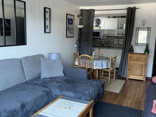 un salon avec un canapé bleu et une table dans l'établissement Appartement au Cœur de Châtel, 5 Pers, 2 Pièces, Balcon, 100m des Remontées mécaniques - FR-1-676-11, à Châtel