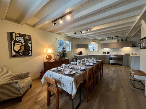une grande salle à manger avec une table et des chaises dans l'établissement Chalet spacieux avec Wi-Fi et parking privé aux Gets - FR-1-671-141, aux Gets