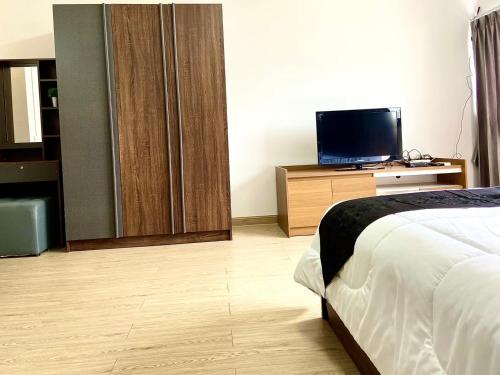 Un televizor și/sau centru de divertisment la Impact Arena Condo 10fl by GoodRoom24