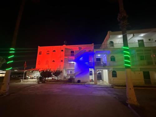 Το κτήριο όπου στεγάζεται  το ξενοδοχείο διαμερισμάτων